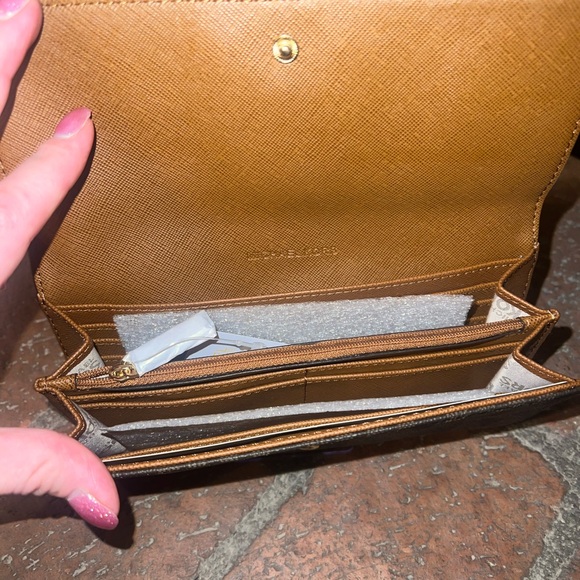 Michael Kors Shoulder Bag and wallet. - Picture 3 of 6